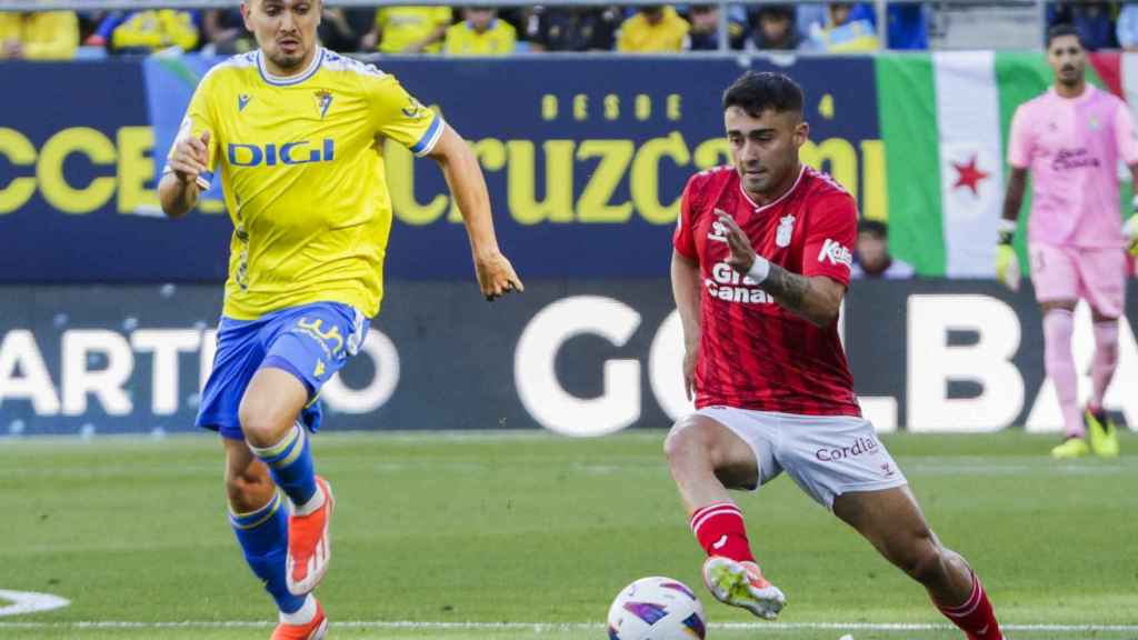 Escalante, del Cádiz, trata de robarle el balón a Moleiro.