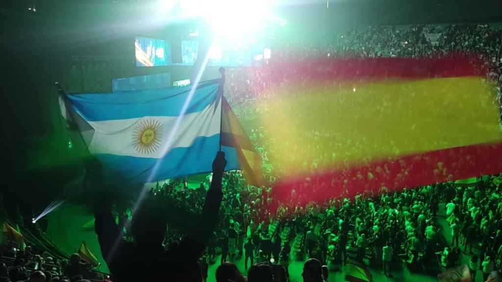Las banderas de Argentina y España ondean en la grada