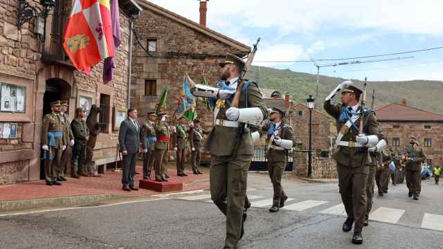 Homenaje a la bandera de España en el municipio palentino de Brañosera, este domingo.