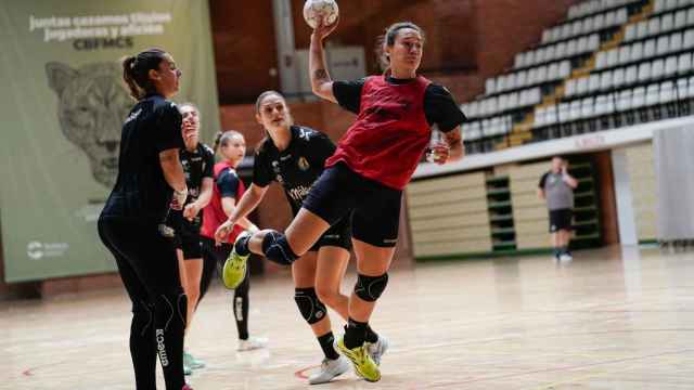Las jugadoras del Balonmano Costa del Sol durante un entrenamiento