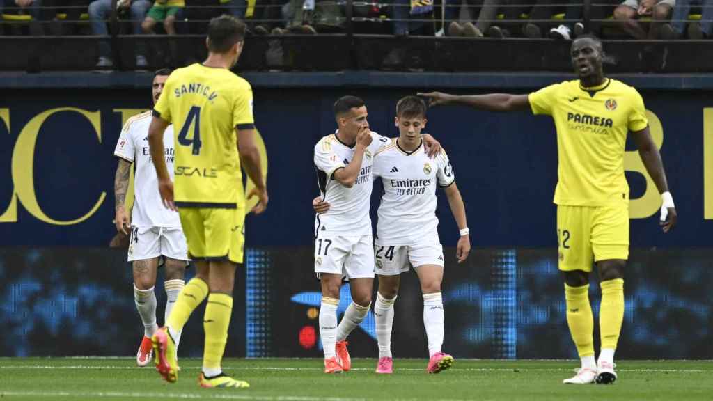 Arda Güler celebra con Lucas Vázquez uno de sus goles contra el Villarreal