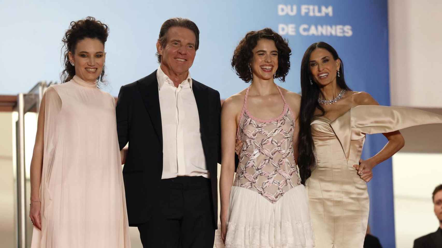 Coralie Fargeat, Dennis Quaid, Margaret Qualley y Demi Moore en el estreno de 'The Substance' en Cannes. Foto: EFE/EPA/SEBASTIEN NOGIER