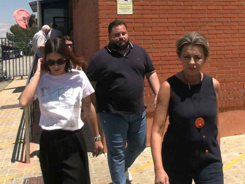 La madre, el hermano y la novia de Antonio Tejado a la salida de la cárcel.