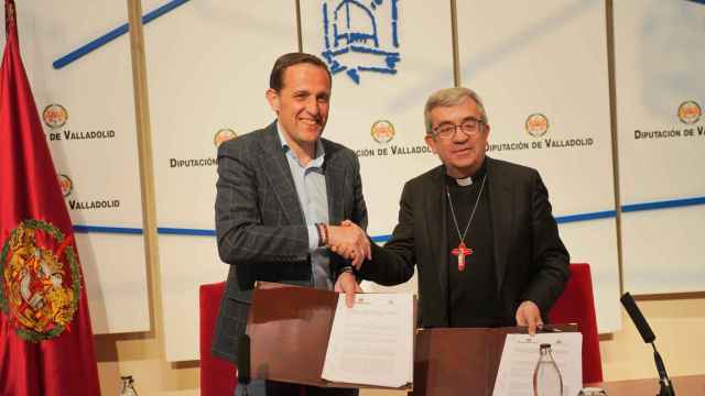 El presidente de la Diputación de Valladolid, Conrado Íscar, y el arzobispo de Valladolid, Luis Argüello, firman el convenio para la rehabilitación de iglesias y ermitas 2024-2025.