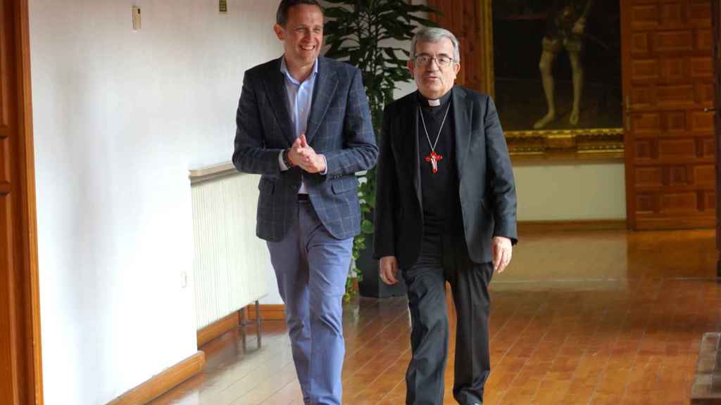 El presidente de la Diputación de Valladolid, Conrado Íscar, y el arzobispo de Valladolid, Luis Argüello, firman el Convenio para la Rehabilitación de Iglesias y Ermitas 2024-2025.