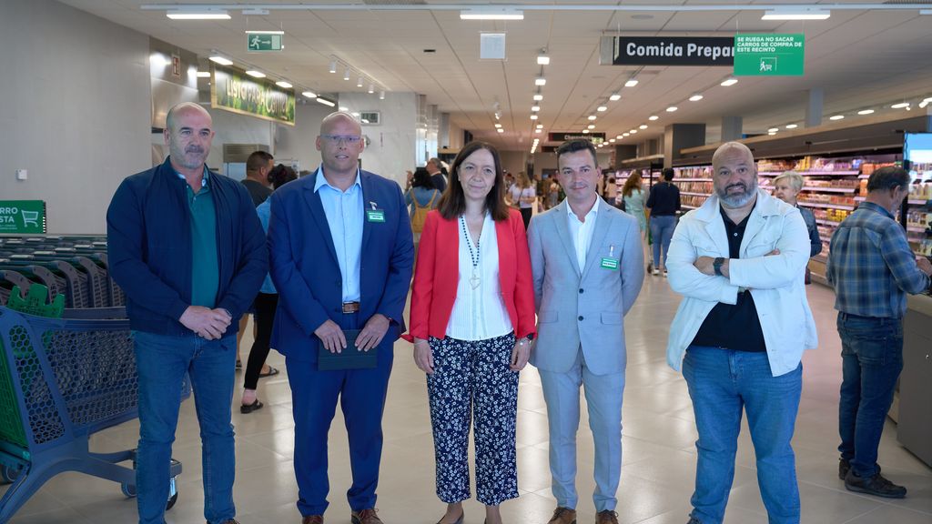 Autoridades y responsables de Mercadona durante la inauguración.