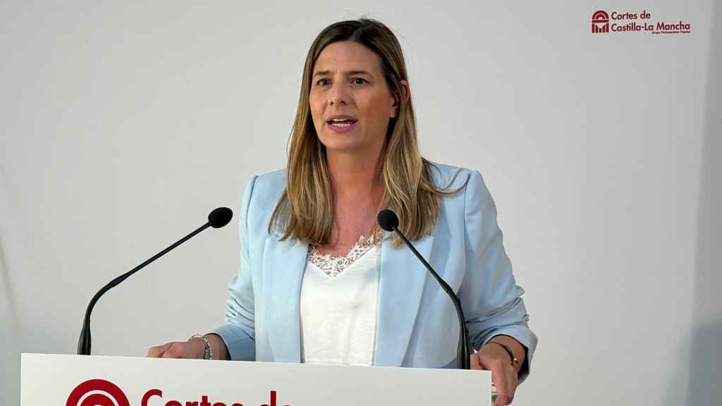 Carolina Agudo durante la rueda de prensa que ha ofrecido este lunes en las Cortes de Castilla-La Mancha.