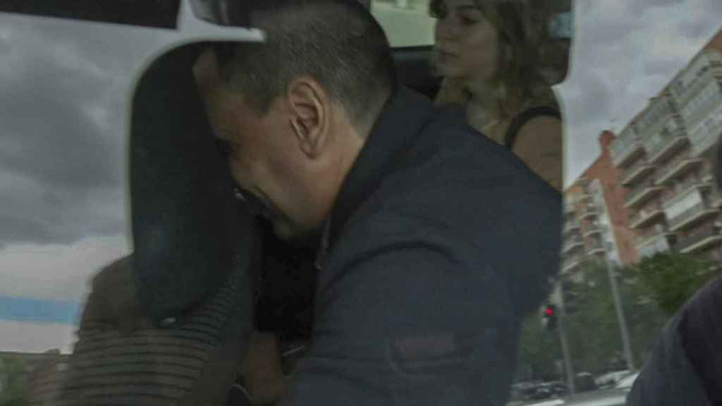 El empresario Alberto González Amador, novio de la presidenta madrileña, Isabel Díaz Ayuso, sale de los Juzgados de Plaza de Castilla este lunes.