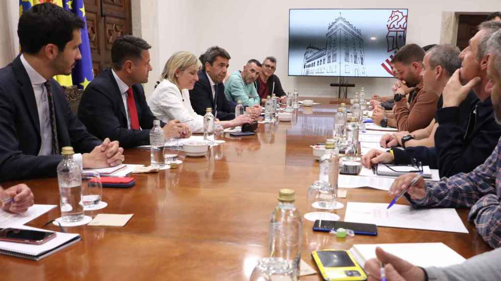 Carlos Mazón se reunió en abril con los sindicatos de bomberos. EE