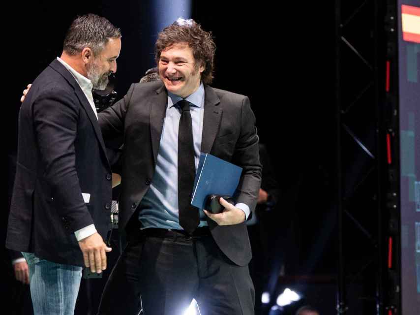 El presidente argentino, Javier Milei, junto al presidente de Vox, Santiago Abascal, en el Viva 2024, este domingo en Madrid.