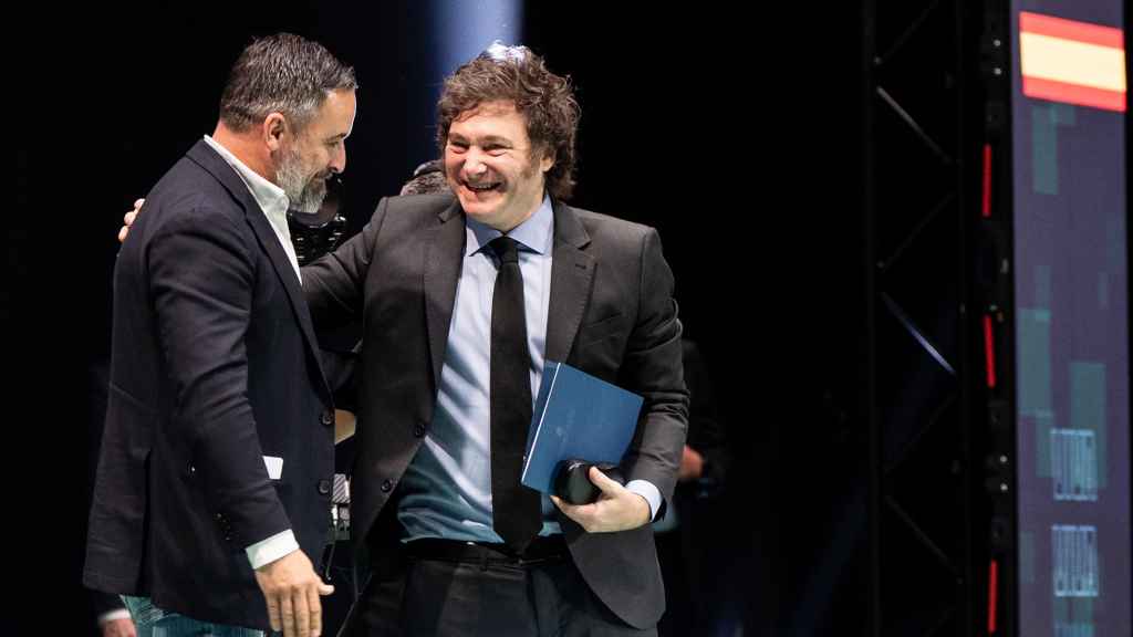 El líder de Vox, Santiago Abascal, junto al presidente de Argentina, Javier Milei, en el Viva 2024 celebrado en mayo de 2024.