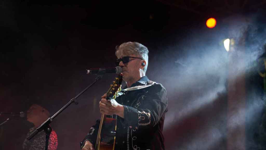 Manuel España, lider de La Guardia, tocando la guitarra acústica