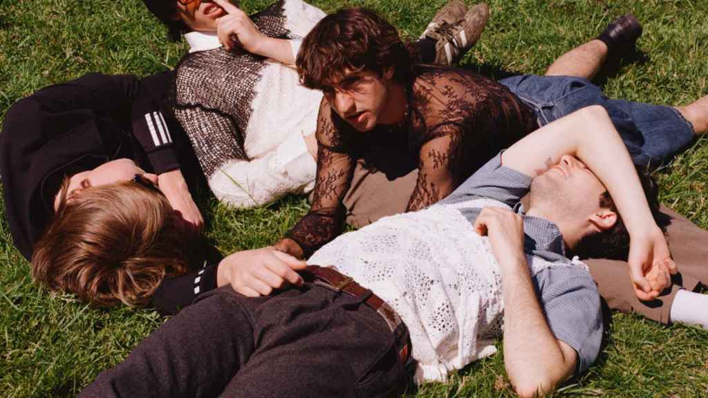 Laguna Goons tirados en el pasto de Getxo