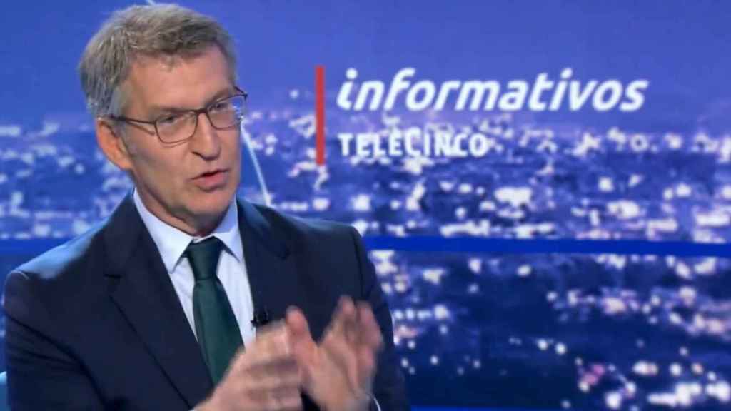 El presidente del PP, Alberto Núñez Feijóo, durante su entrevista en informativos Telecinco.