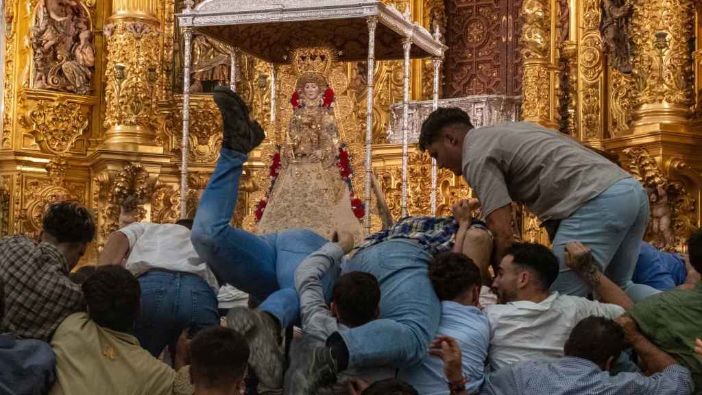 Los almonteños saltando la reja.