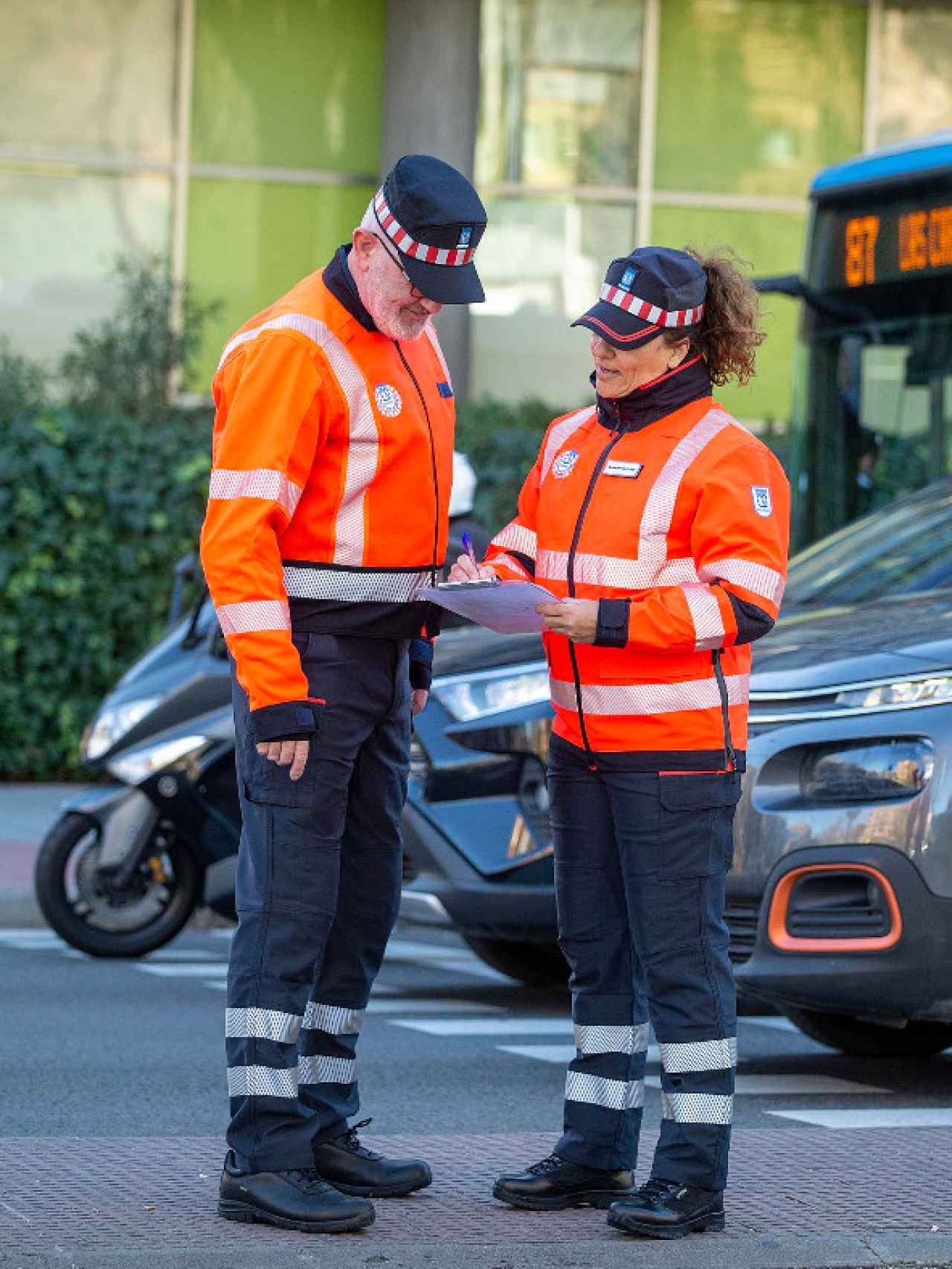Dos agentes de movilidad del Ayuntamiento de Madrid.