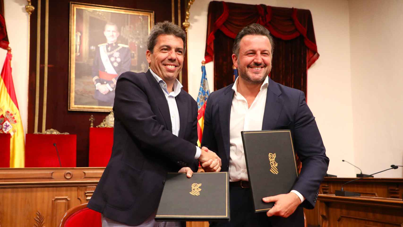 Carlos Mazón y Pablo Ruz en la firma del convenio en Elche este lunes.