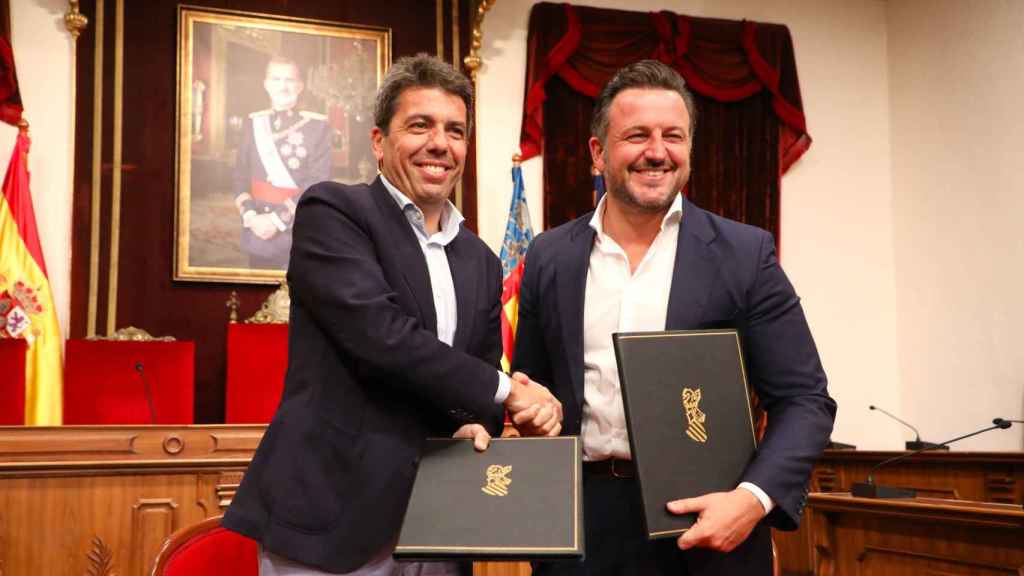 Carlos Mazón y Pablo Ruz en la firma del convenio en Elche este lunes.