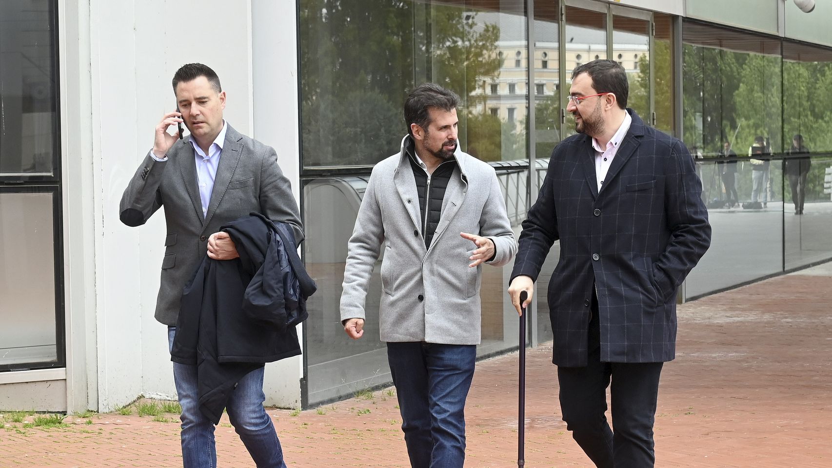 El presidente del Principado de Asturias, Adrián Barbón, visita el Museo de la Evolución Humana acompañado por el secretario general del PSOE de Castilla y León, Luis Tudanca, y el secretario general de la Agrupación Local socialista de Burgos, Daniel de la Rosa