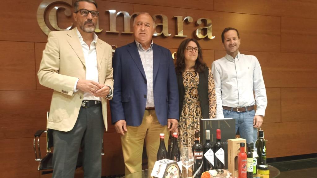 El diputado Ángel Luis Peralvo, el presidente Julián Martín, la gerente Liliana Fernández y el publicista David Monaguillo