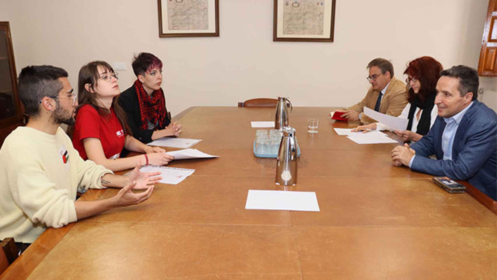 El rector de la USAL, Juan Manuel Corchado, con una representación de estudiantes acampados