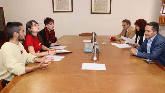 El rector de la USAL, Juan Manuel Corchado, con una representación de estudiantes acampados