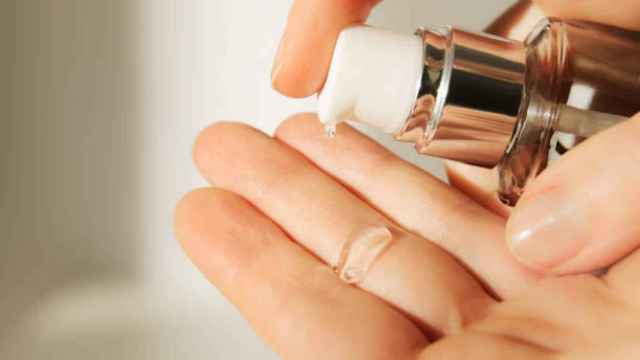 Un bote de un cosmético con retinol.
