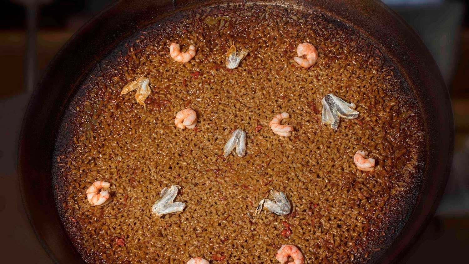 Arroz meloso con cocochas, gambitas y alcachofas.