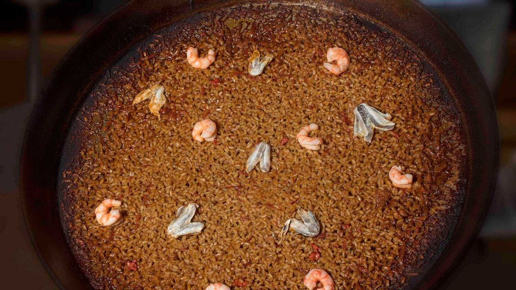 Arroz meloso con cocochas, gambitas y alcachofas.
