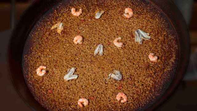 Arroz meloso con cocochas, gambitas y alcachofas.