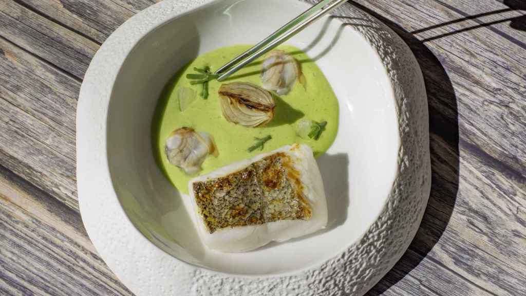 Merluza con pilpil de berberechos, cítricos y hierbas frescas.