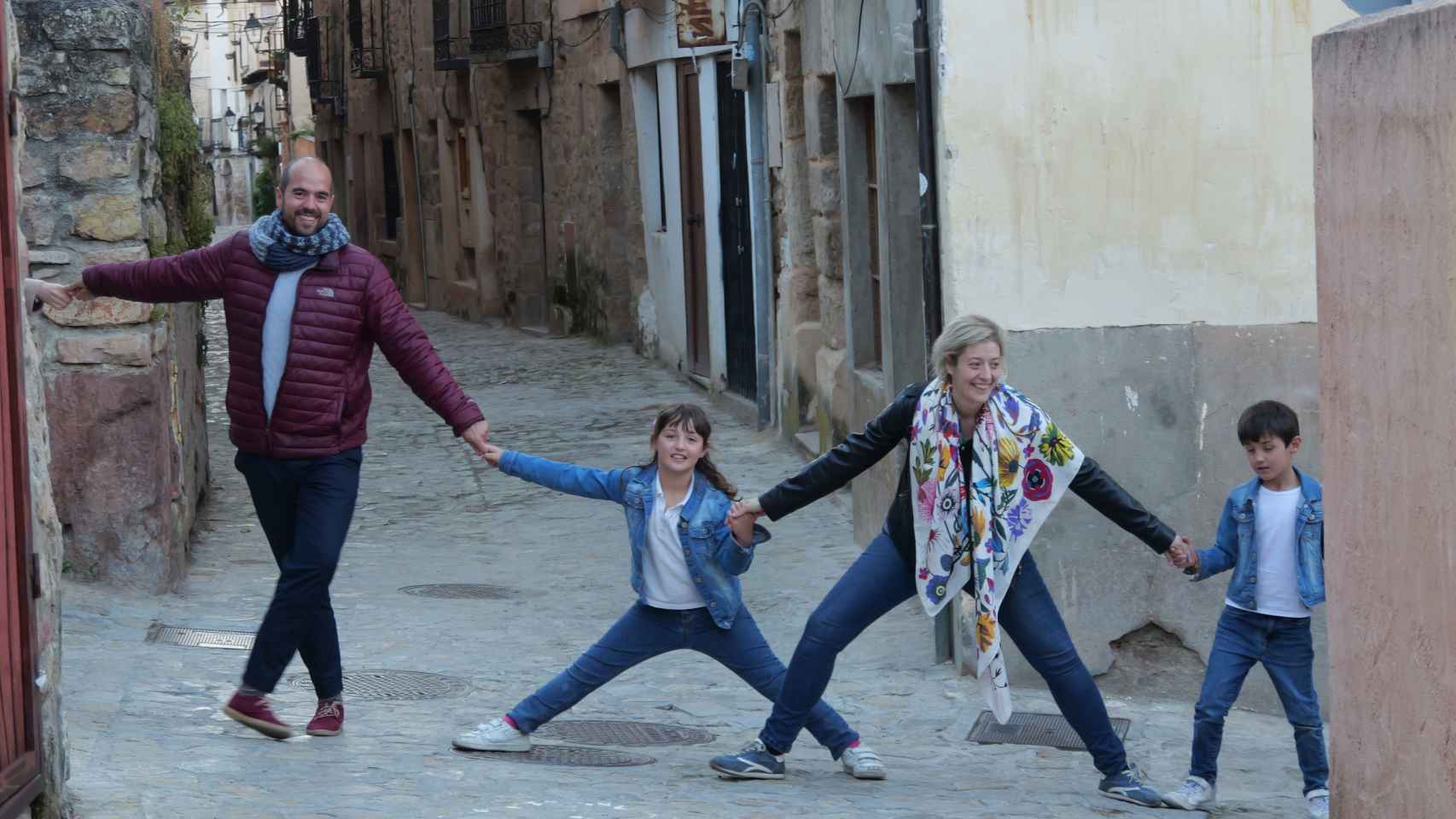 Casi mil personas se unen para abrazar a la Catedral de Sigüenza: todas las fotos
