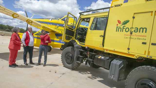 Mercedes Gómez, consejera de Desarrollo Sostenible y José Luis Martínez Guijarro, vicepresidente primero, junto a uno de los vehículos del Plan Infocam.