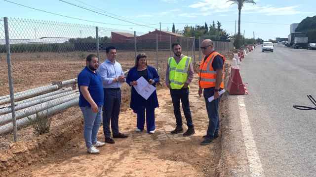 De izquierda a derecha, el alcalde pedáneo de San Cayetano, Alfonso Jaén; el alcalde de San Javier, José Miguel Luengo ; y la concejal de Servicios Públicos, María Dolores Ruiz, visitan las obras de acondicionamiento de San Cayetano.