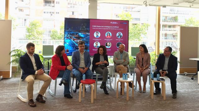 De izquierda a derecha: Carlos Altuzarra García, responsable de analítica y datos de SynerSight; Isabel García Frontera, directora general de Freenow España; Eduardo Mascarenhas, experto de Artificial Intelligence de EIT Urban Mobility;  Noelia Hernández, redactora jefa de DISRUPTORES; Víctor Méndez, vicepresidente de Ingeniería de BlaBlaCar; Talía Vázquez, subdirectora de procesos de negocio y calidad de CTT Express; y Tomás García Martín, decano de la Facultad de Tecnología y Ciencia de la UCJC.