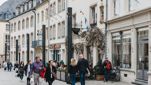 Gente paseando por la calle de Luxemburgo