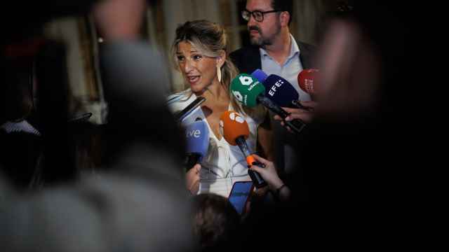Yolanda Díaz, vicepresidenta segunda del Gobierno, junto a Joaquín Pérez Rey, secretario de Estado de Trabajo, en un desayuno informativo.