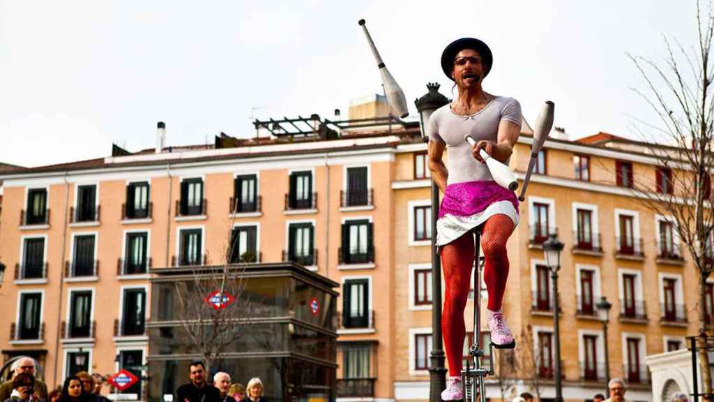 Espectáculo de Máximo Óptimo en el Festival de Teatro en la Calle 'Saltimbanqui'.