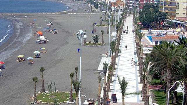 La playa de Algarrobo en Málaga.