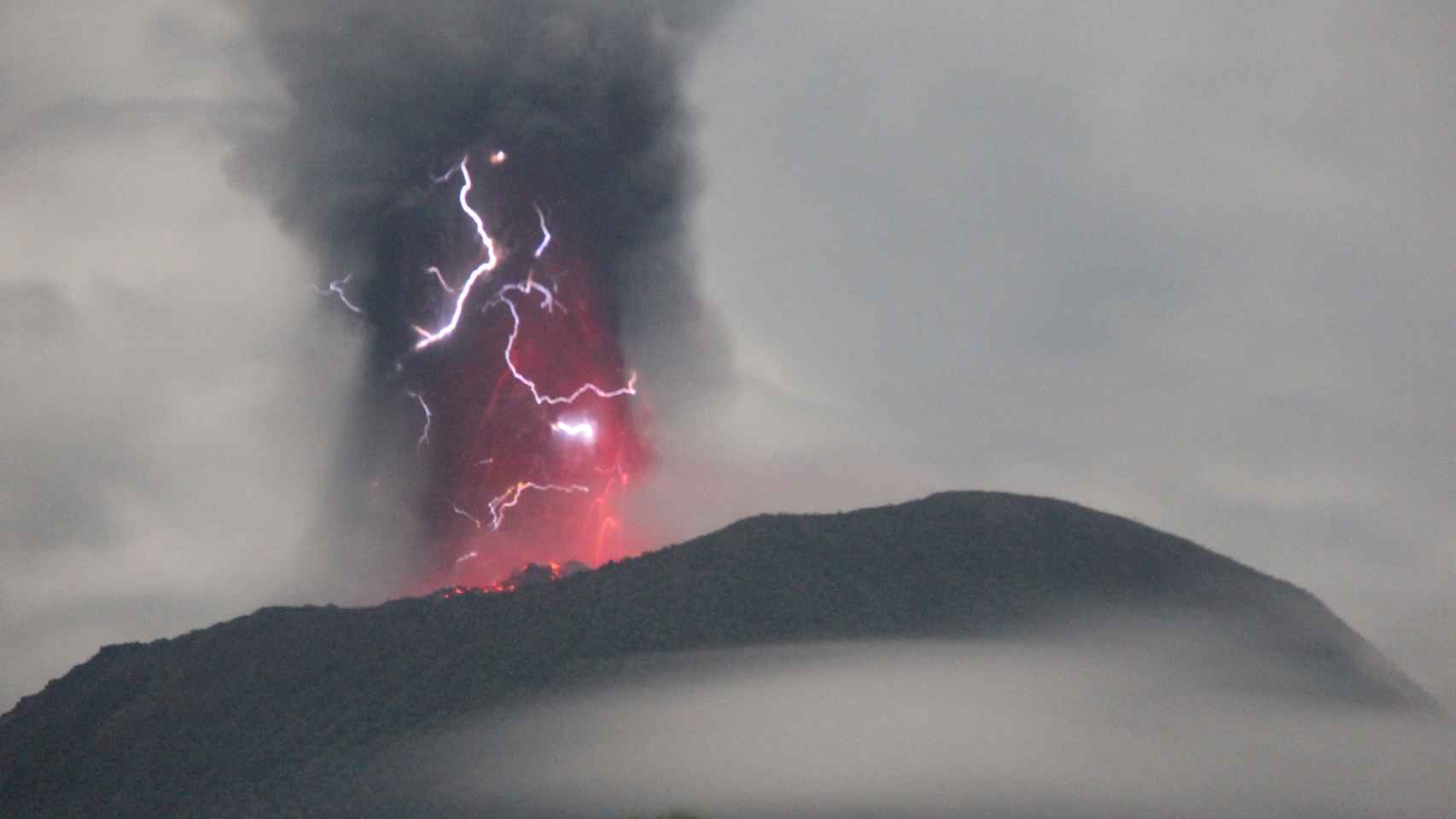 Imagen de la erupción del volcán Ibu, en la isla de Halmahera (Indonesia).