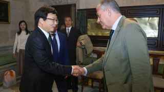 José Luis Sanz estrecha la mano de Chen Guiyun, primer teniente de alcalde de Chongqing.