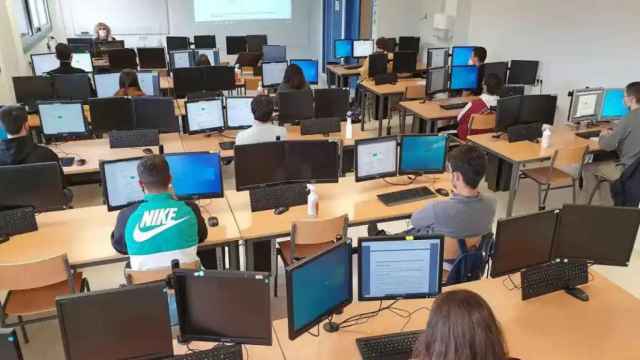 Imagen de archivo de alumnos en clase.