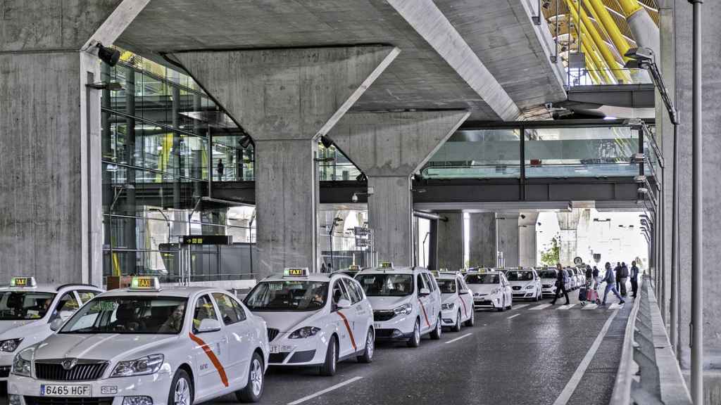 Varios taxis circulan por la T4 del aeropuerto Madrid Barajas Adolfo Suárez.