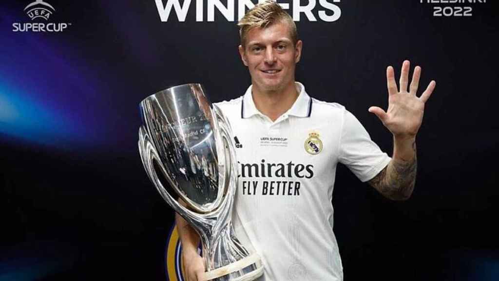 Toni Kroos con la Supercopa de Europa