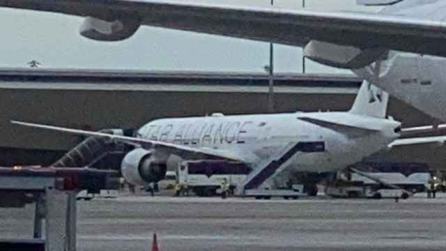El avión al fondo de la imagen en el aeropuerto de Bangkok este martes.