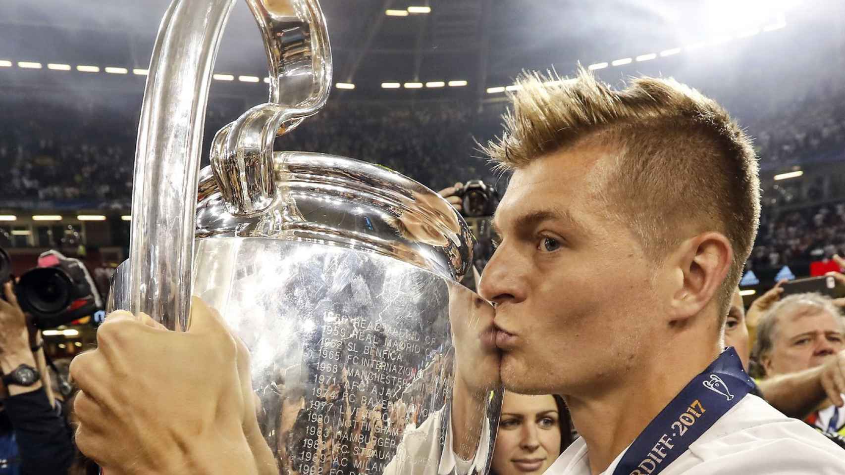 Toni Kroos celebrando el título de la Champions League con el Real Madrid