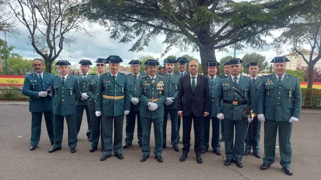 El subdelegado del Gobierno en Valladolid, Jacinto Canales, con los guardias civiles