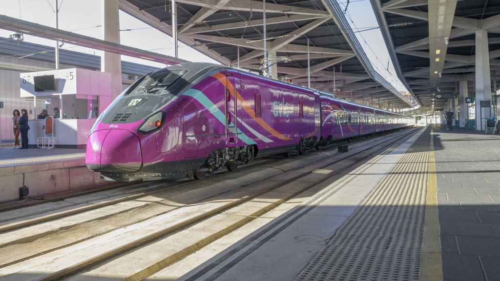 Exterior de los nuevos trenes S-106 de Avlo entre Alicante y Madrid.