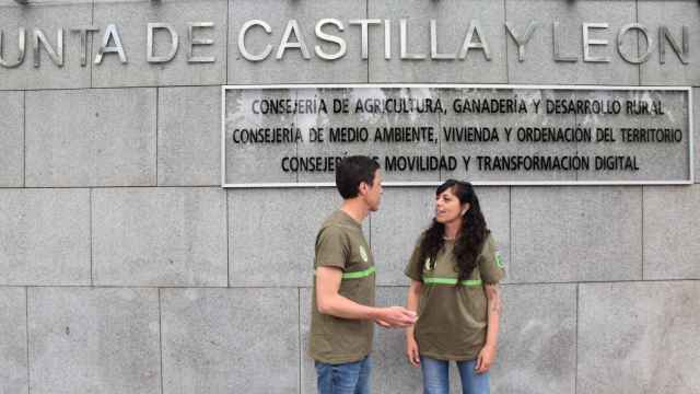Miembros de CSIF ante la puerta de la Consejería. Imagen de archivo