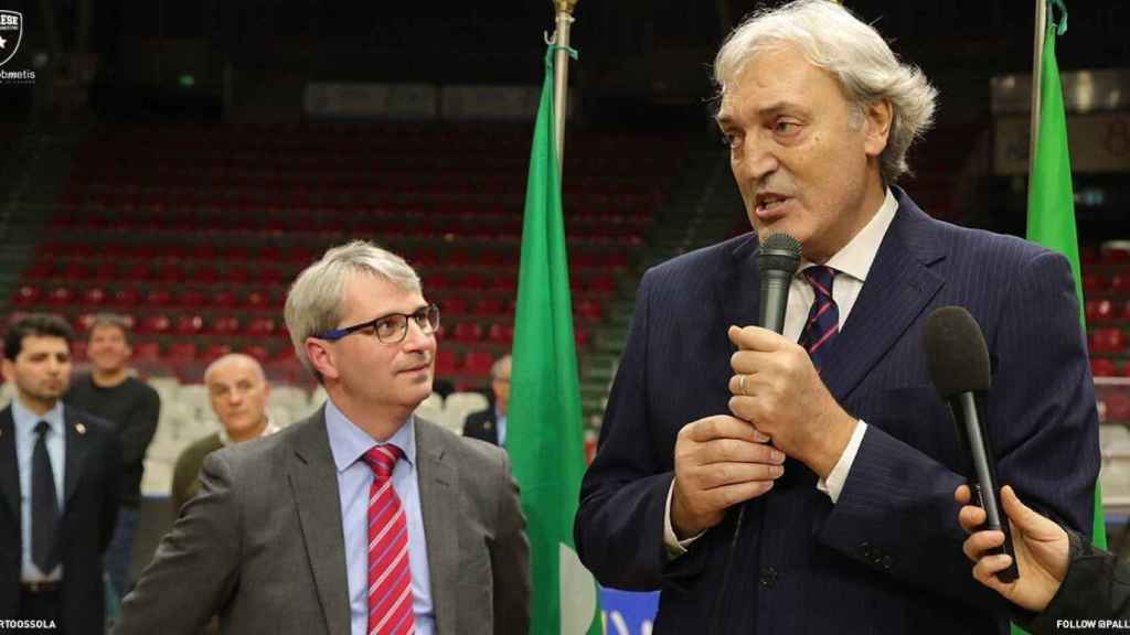 Dino Meneghin, a la derecha durante un homenaje en el Varese.